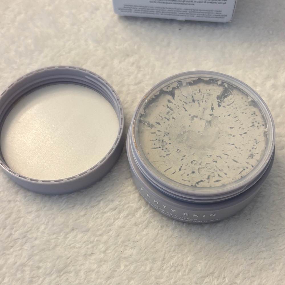 Fenty Beauty Cookies N Clean Detox Mask - White and Gray - Picture 3 of 3